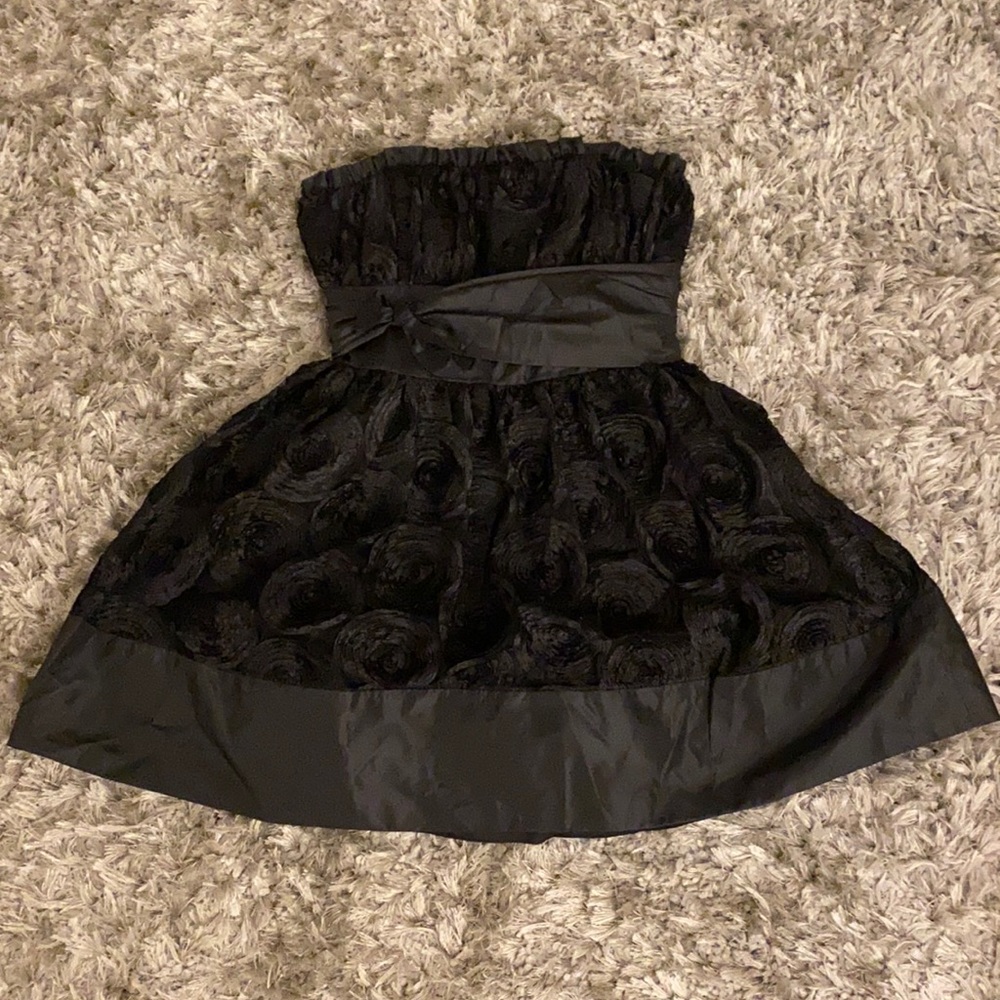 Betsy Johnson sz 6 black strapless cocktail dress with ribbon and swirl design
